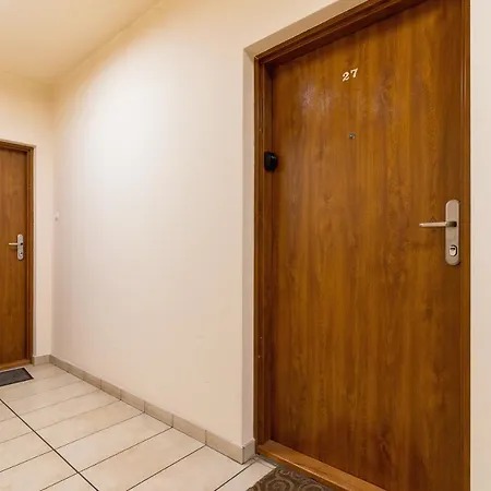Daire Cracow Pilotow Cosy With Free Parking By Renters